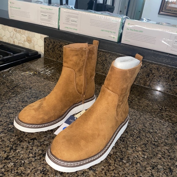 Size 7 Universal threads woman boots - Picture 2 of 6